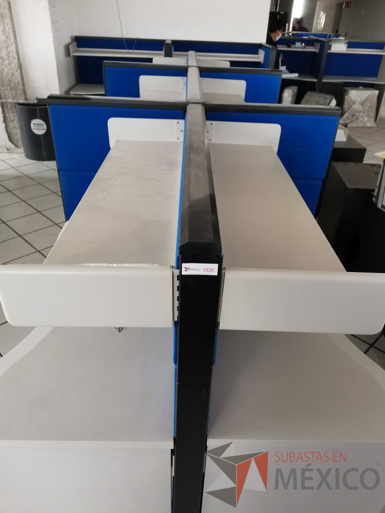 Lote 010 - Estación de trabajo para 6 personas de mampara alta con tapas color azul, 6 repisas y 6 Archiveros verticales de 3 cajones - Imagen 29