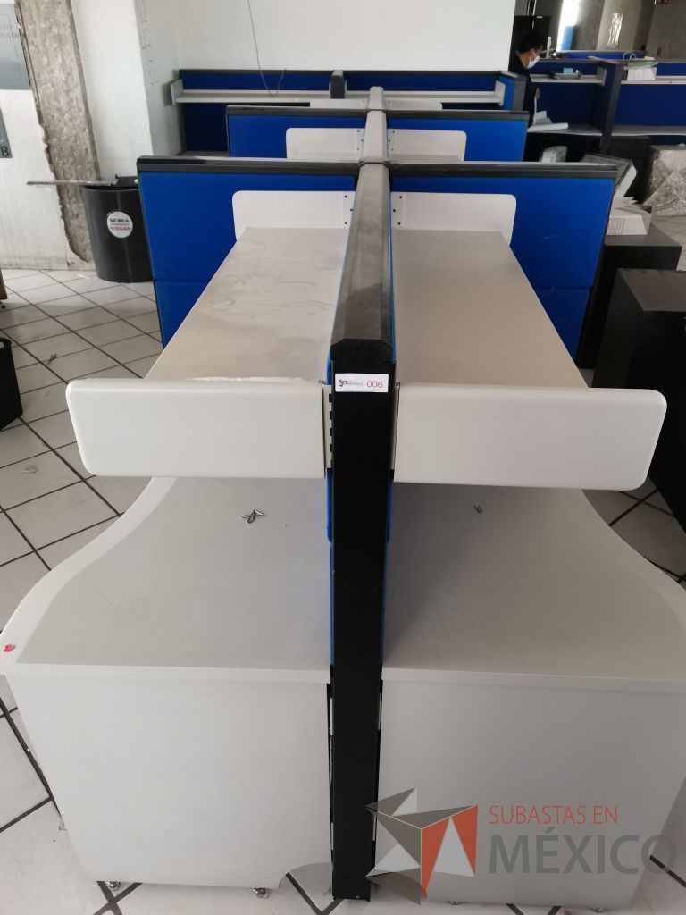 Lote 010 - Estación de trabajo para 6 personas de mampara alta con tapas color azul, 6 repisas y 6 Archiveros verticales de 3 cajones - Imagen 30