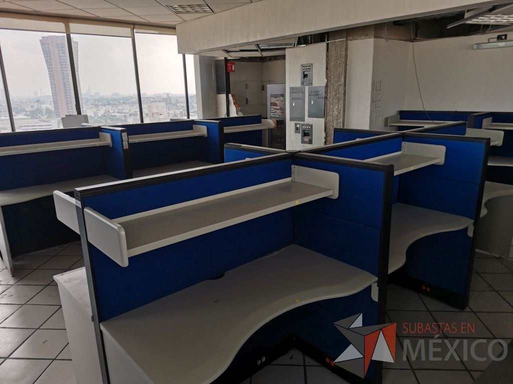 Lote 010 - Estación de trabajo para 6 personas de mampara alta con tapas color azul, 6 repisas y 6 Archiveros verticales de 3 cajones - Imagen 31