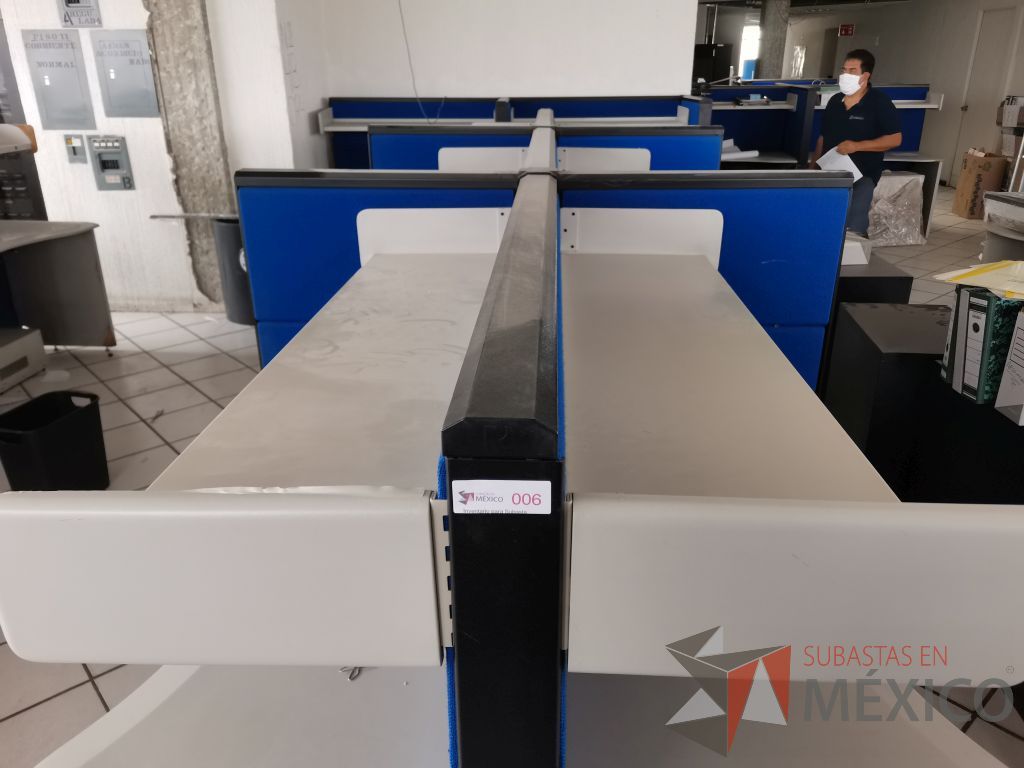 Lote 010 - Estación de trabajo para 6 personas de mampara alta con tapas color azul, 6 repisas y 6 Archiveros verticales de 3 cajones - Imagen 32