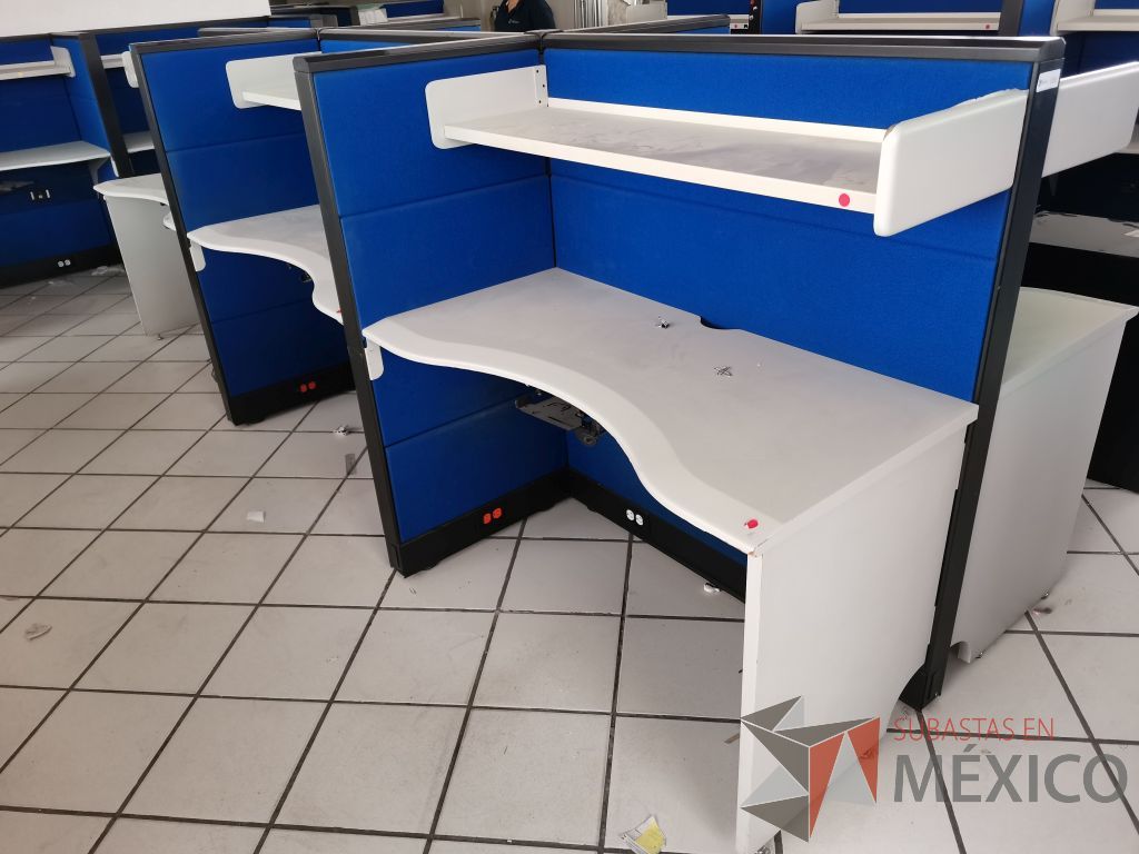 Lote 010 - Estación de trabajo para 6 personas de mampara alta con tapas color azul, 6 repisas y 6 Archiveros verticales de 3 cajones - Imagen 33