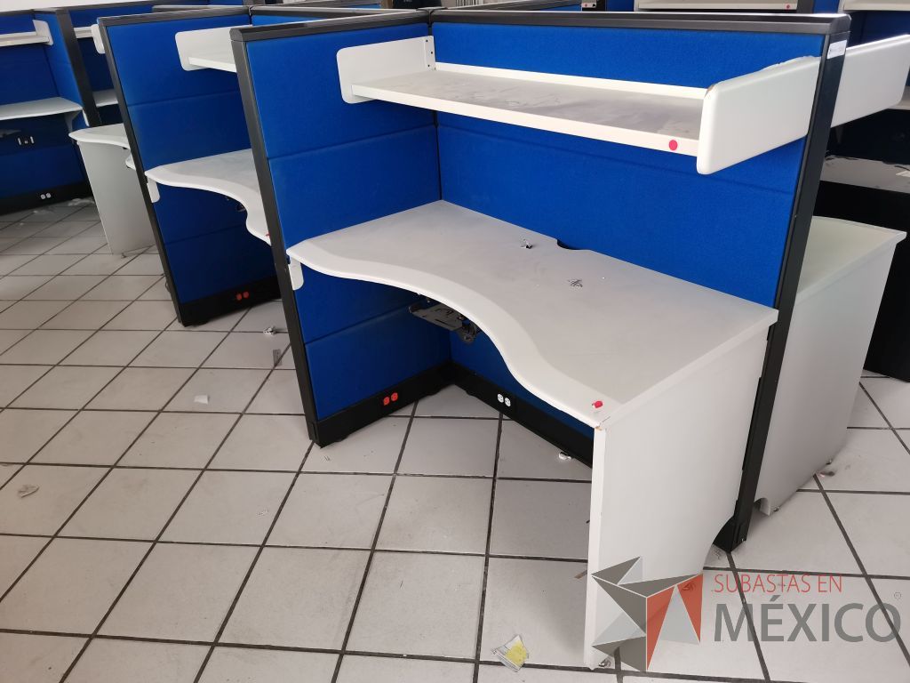 Lote 010 - Estación de trabajo para 6 personas de mampara alta con tapas color azul, 6 repisas y 6 Archiveros verticales de 3 cajones - Imagen 34