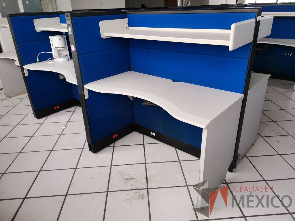 Lote 010 - Estación de trabajo para 6 personas de mampara alta con tapas color azul, 6 repisas y 6 Archiveros verticales de 3 cajones