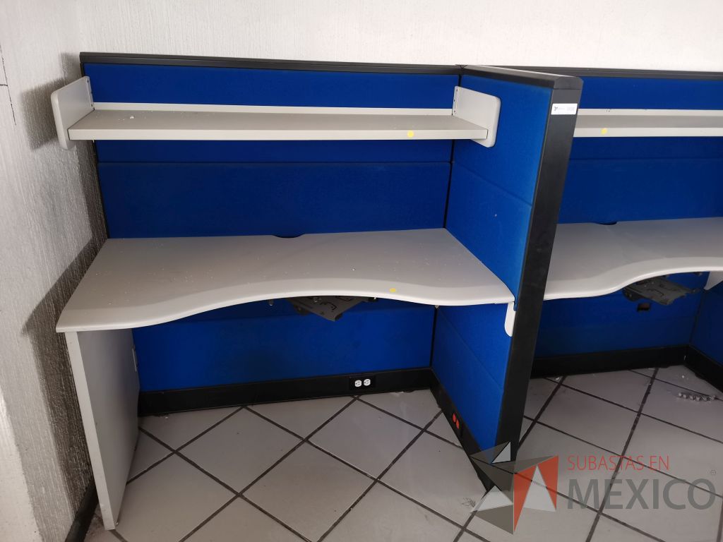 Lote 047 - Estación de trabajo para 6 personas con 6 repisas para documentos y 6 archiveros verticales de 3 cajones - Imagen 20