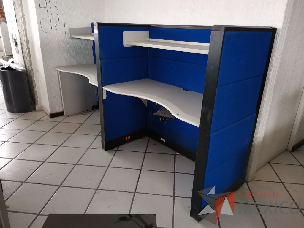 Lote 047 - Estación de trabajo para 6 personas con 6 repisas para documentos y 6 archiveros verticales de 3 cajones - Imagen 22