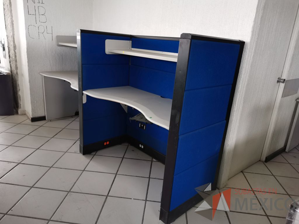 Lote 047 - Estación de trabajo para 6 personas con 6 repisas para documentos y 6 archiveros verticales de 3 cajones - Imagen 23