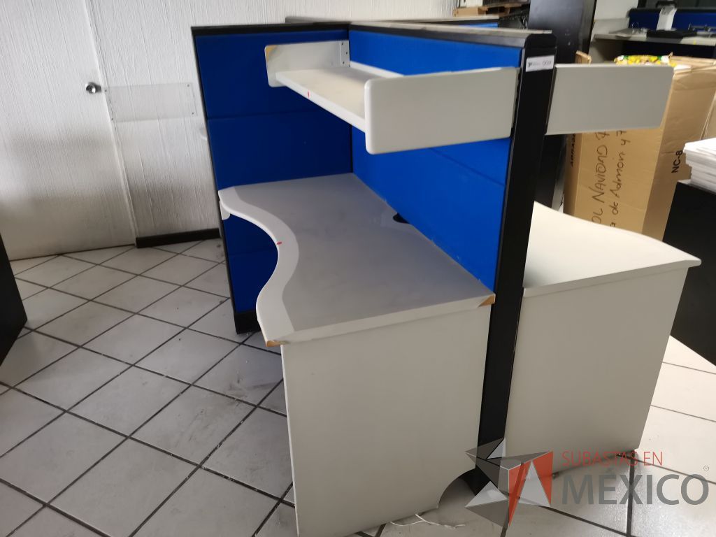 Lote 064 - Estación de trabajo para 4 personas con 4 repisas, tapas color azul y 4 archiveros verticales de 3 cajones - Imagen 20