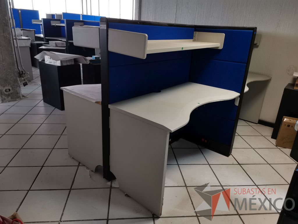 Lote 064 - Estación de trabajo para 4 personas con 4 repisas, tapas color azul y 4 archiveros verticales de 3 cajones