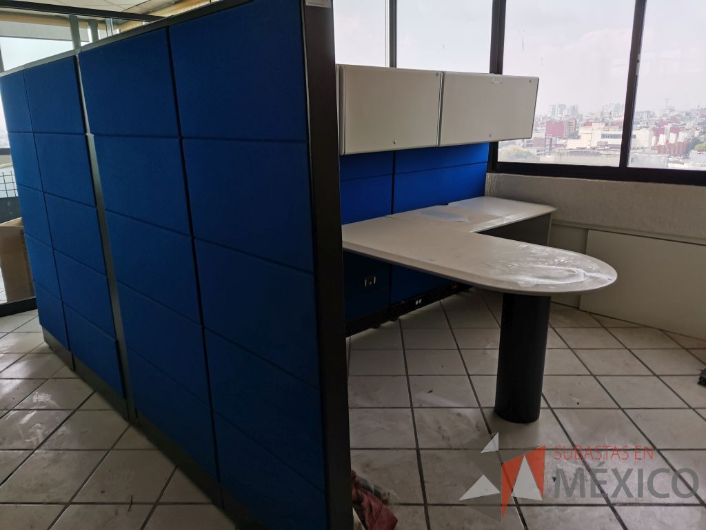 Lote 065 - Estación de trabajo para 4 personas con 4 repisas, tapas color azul y 4 archiveros verticales de 3 cajones - Imagen 14