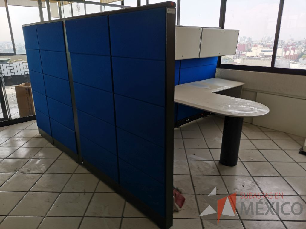 Lote 065 - Estación de trabajo para 4 personas con 4 repisas, tapas color azul y 4 archiveros verticales de 3 cajones