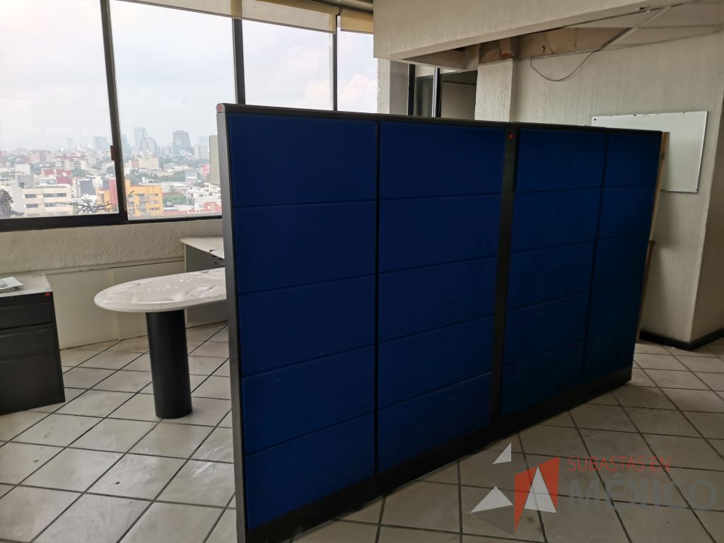 Lote 065 - Estación de trabajo para 4 personas con 4 repisas, tapas color azul y 4 archiveros verticales de 3 cajones - Imagen 18