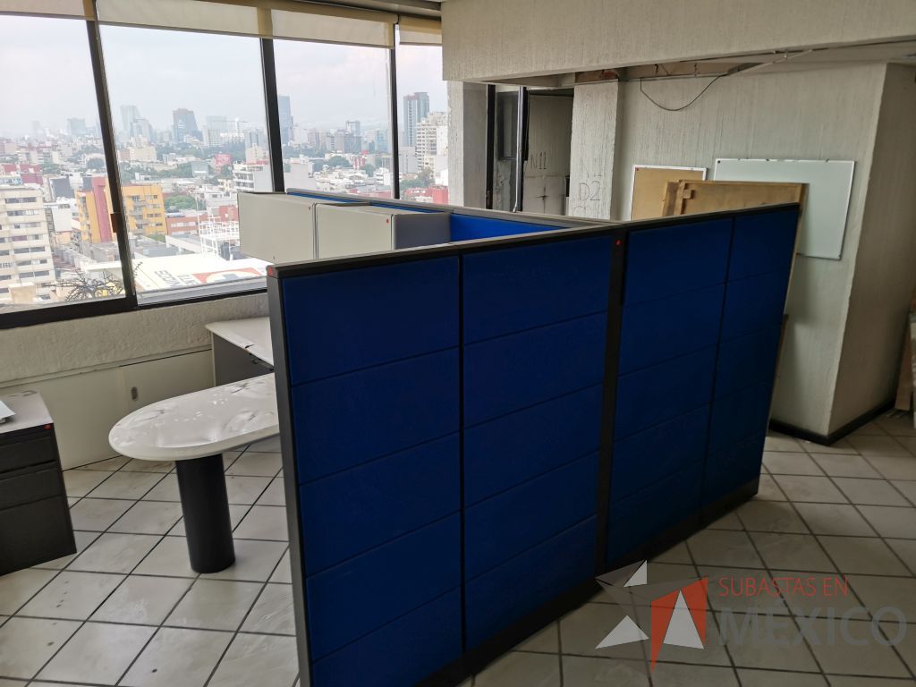Lote 065 - Estación de trabajo para 4 personas con 4 repisas, tapas color azul y 4 archiveros verticales de 3 cajones - Imagen 19