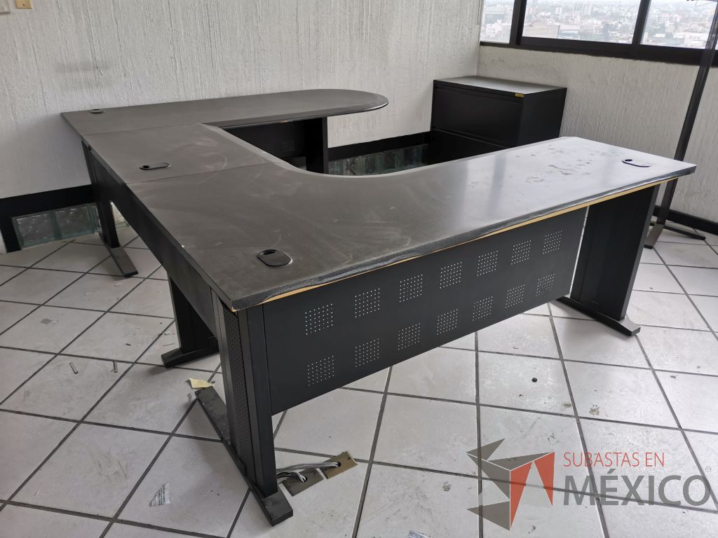 Lote 038 - Escritorio en herradura con estructura metálica y archivero de 2 cajones