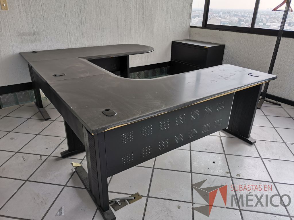 Lote 038 - Escritorio en herradura con estructura metálica y archivero de 2 cajones - Imagen 21