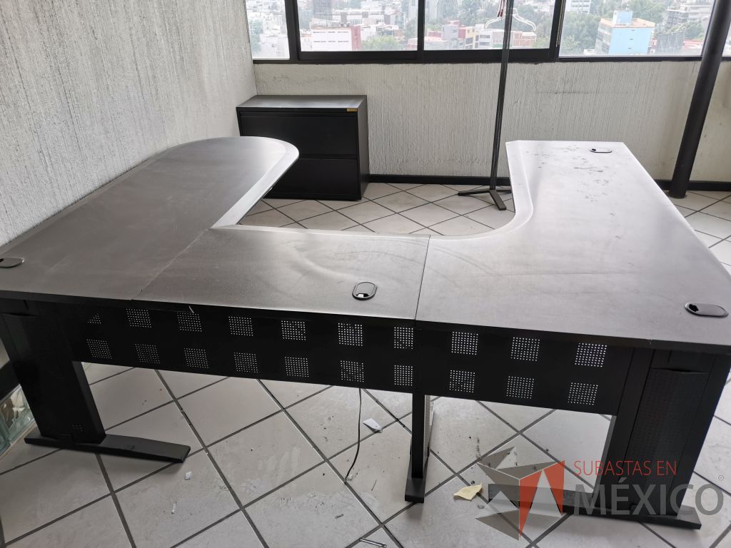 Lote 038 - Escritorio en herradura con estructura metálica y archivero de 2 cajones - Imagen 25