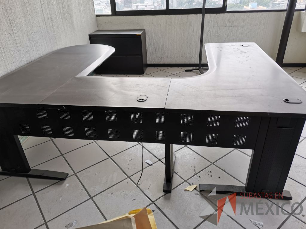 Lote 038 - Escritorio en herradura con estructura metálica y archivero de 2 cajones - Imagen 26