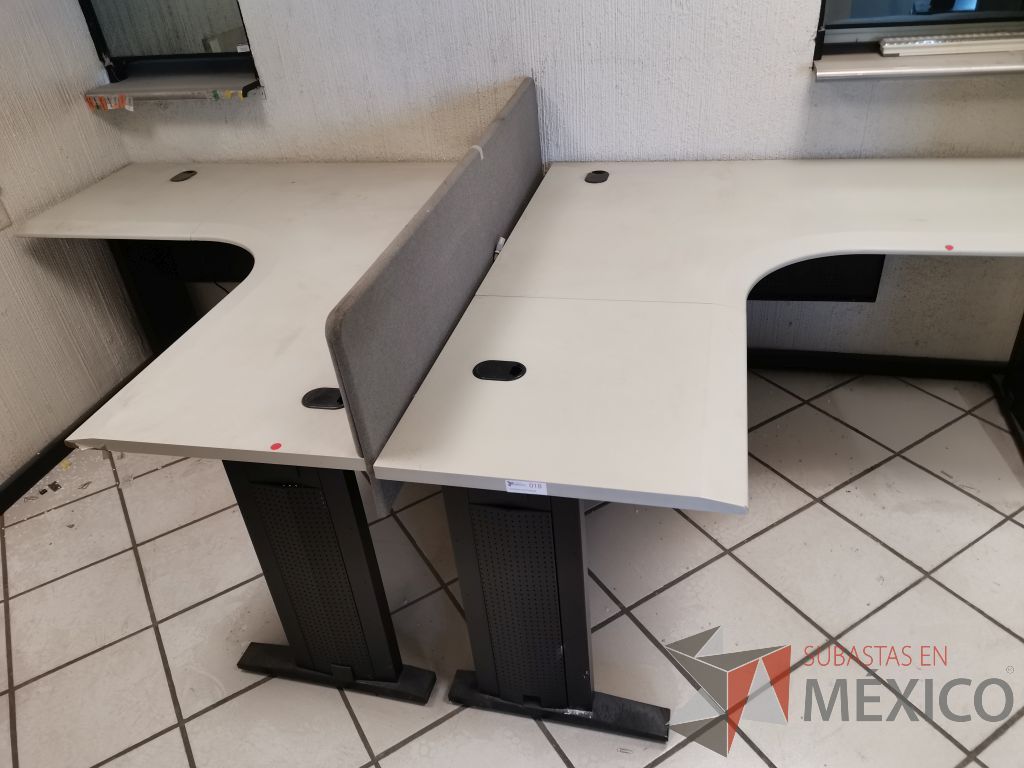 Lote 012 - Estación de trabajo para 2 personas con base metálica color negro y cubierta color gris