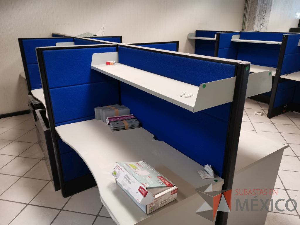 Lote 021 -Estación de trabajo para 6 personas con 6 repisas para documentos y 6 archiveros verticales de 3 cajones - Imagen 2