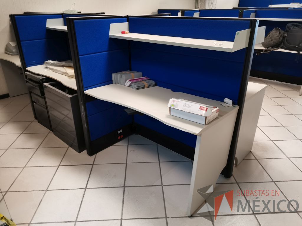 Lote 021 -Estación de trabajo para 6 personas con 6 repisas para documentos y 6 archiveros verticales de 3 cajones - Imagen 3
