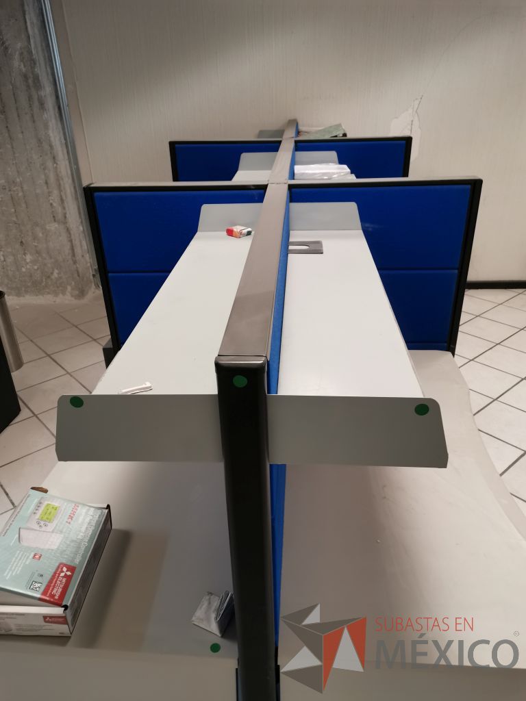 Lote 021 -Estación de trabajo para 6 personas con 6 repisas para documentos y 6 archiveros verticales de 3 cajones - Imagen 4