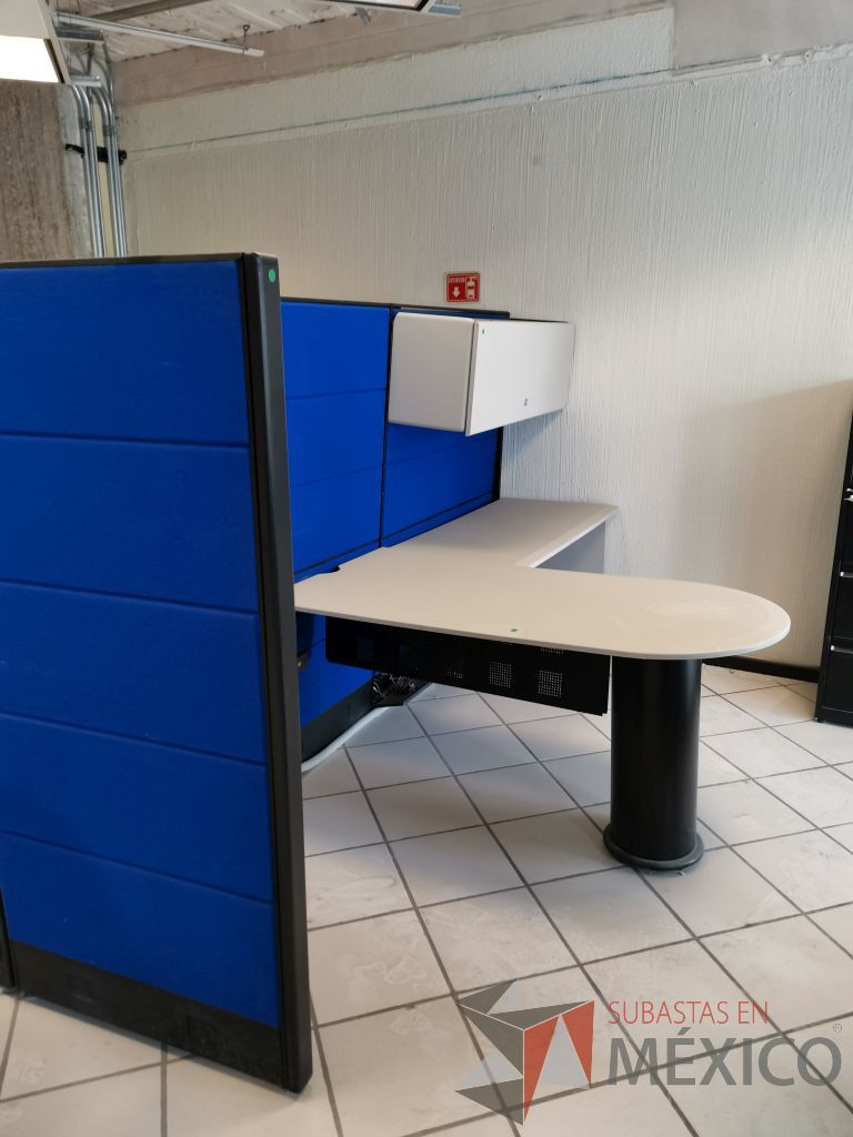 Lote 022 - Estación de trabajo para 1 persona con escritorio en escuadra, una gaveta y archivero vertical de 3 cajones - Imagen 2