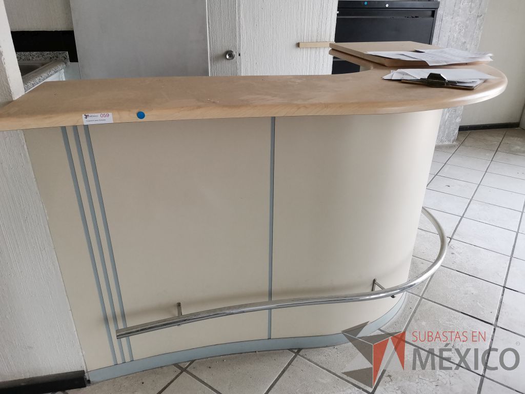 Lote 111 - Barra de cafetería con porta pies metálico y cubierta color madera