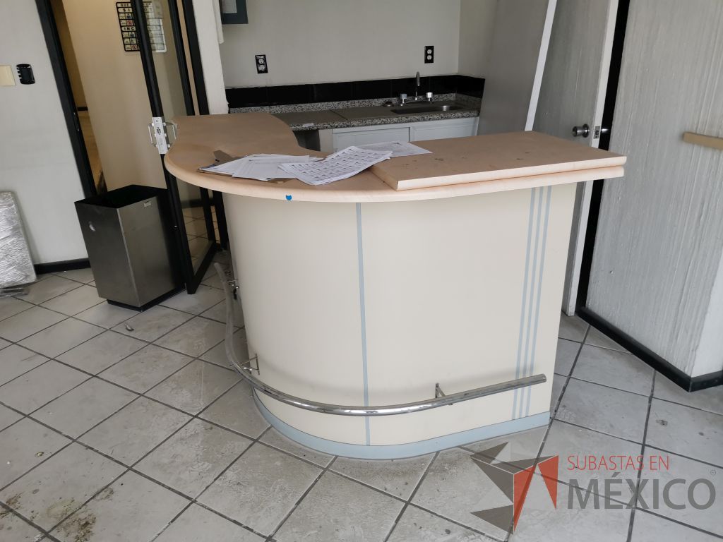 Lote 111 - Barra de cafetería con porta pies metálico y cubierta color madera - Imagen 3
