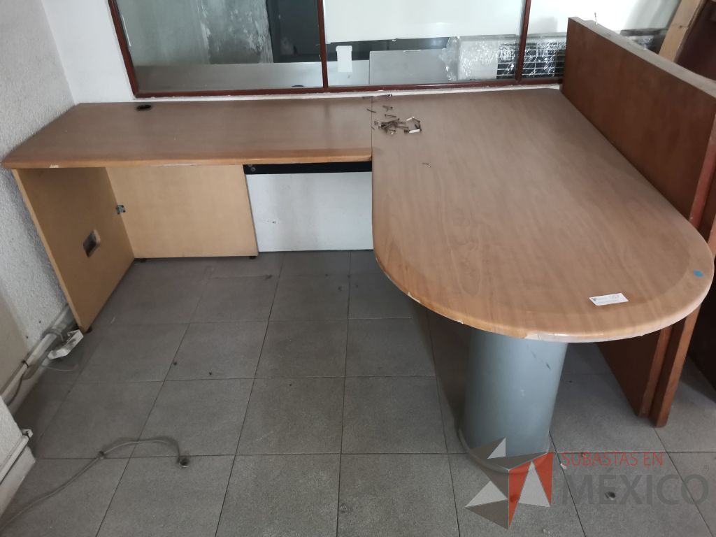 Lote 005 -Escritorio en escuadra con estructura metálica gris y accesorios para conexión - Imagen 2