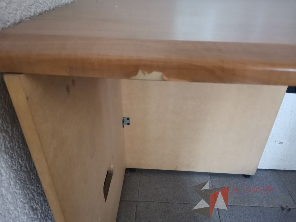 Lote 005 -Escritorio en escuadra con estructura metálica gris y accesorios para conexión - Imagen 4