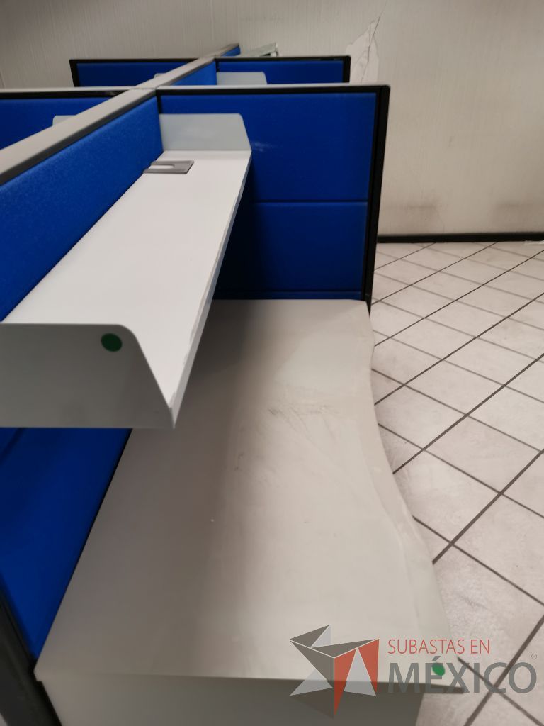 Lote 021 -Estación de trabajo para 6 personas con 6 repisas para documentos y 6 archiveros verticales de 3 cajones - Imagen 5