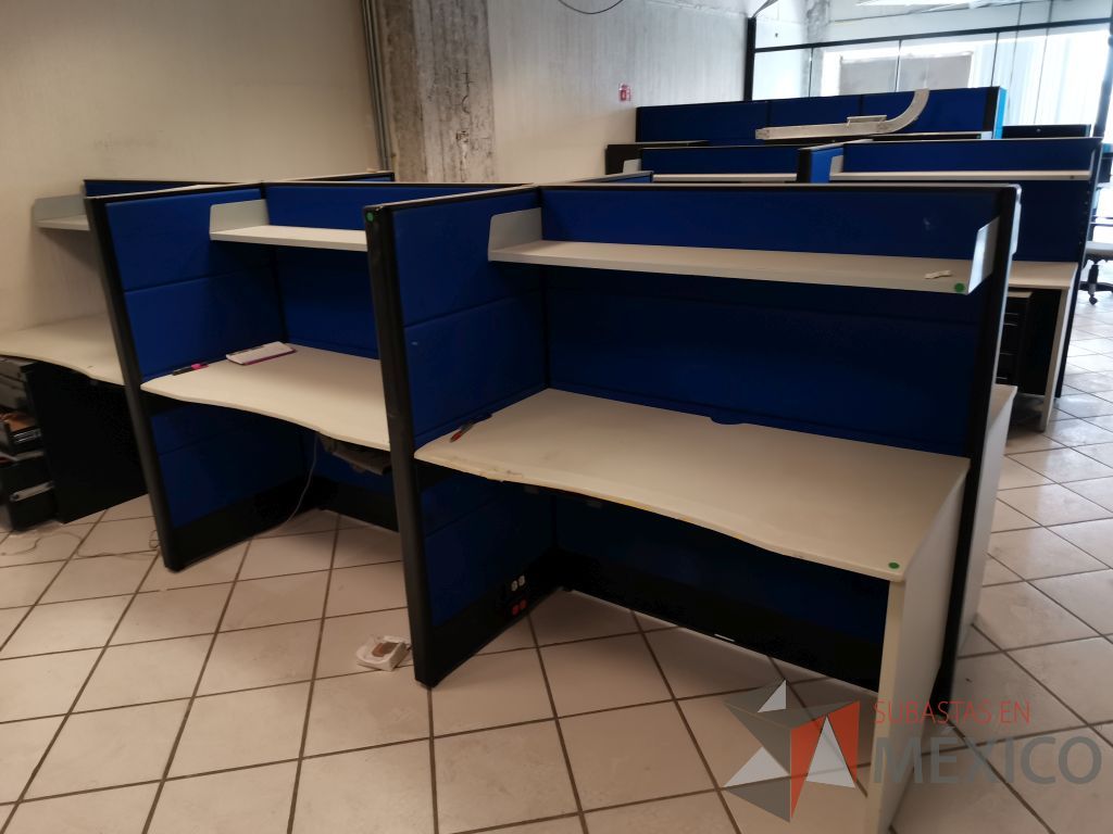 Lote 021 -Estación de trabajo para 6 personas con 6 repisas para documentos y 6 archiveros verticales de 3 cajones