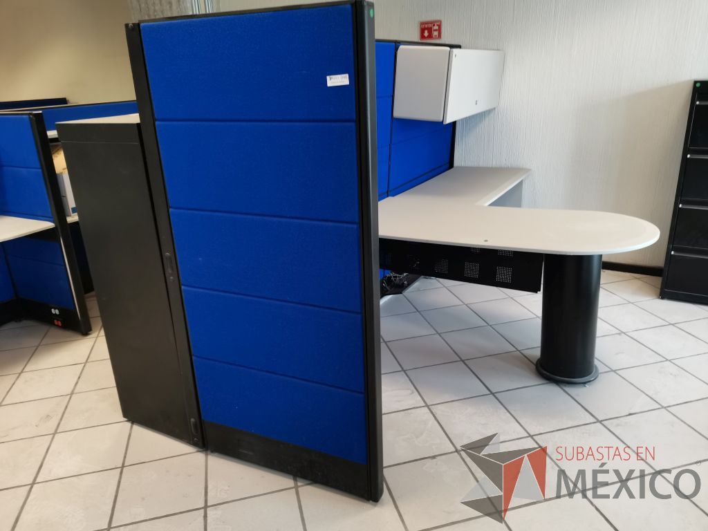 Lote 022 - Estación de trabajo para 1 persona con escritorio en escuadra, una gaveta y archivero vertical de 3 cajones