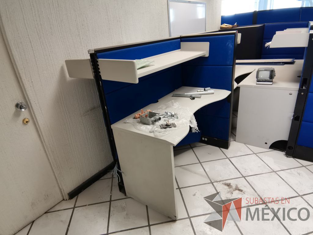 Lote 069 - Estación de trabajo para 2 personas con 2 repisas y 2 archiveros verticales de 3 cajones