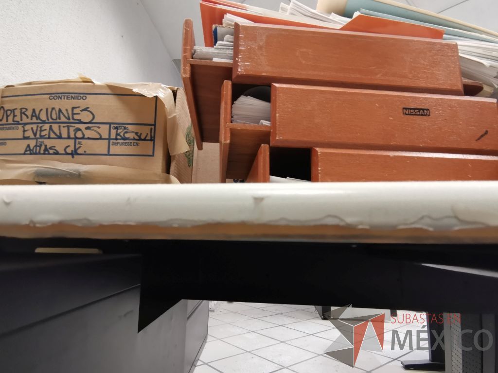 Lote 070 - Escritorio para 1 persona en escuadra con orificio para conexiones - Imagen 4