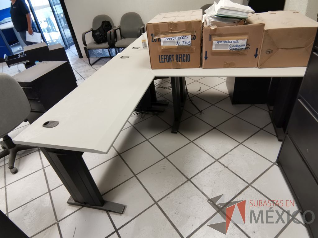Lote 071 - Escritorio para 1 persona en escuadra con orificio para conexiones - Imagen 3