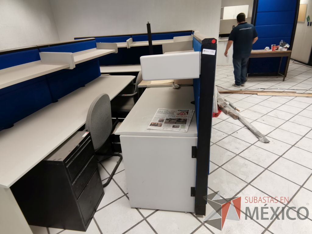 Lote 072 - Estación de trabajo para 4 personas con 4 repisas para documentos y 4 archiveros verticales de 3 cajones - Imagen 3