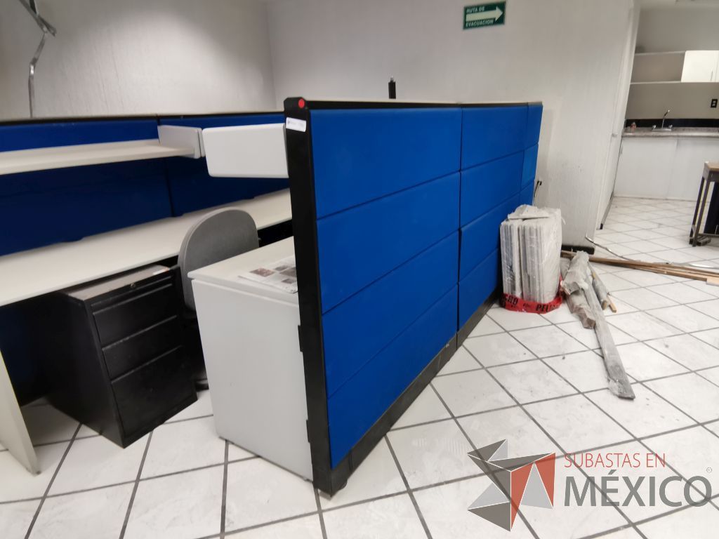 Lote 072 - Estación de trabajo para 4 personas con 4 repisas para documentos y 4 archiveros verticales de 3 cajones - Imagen 7