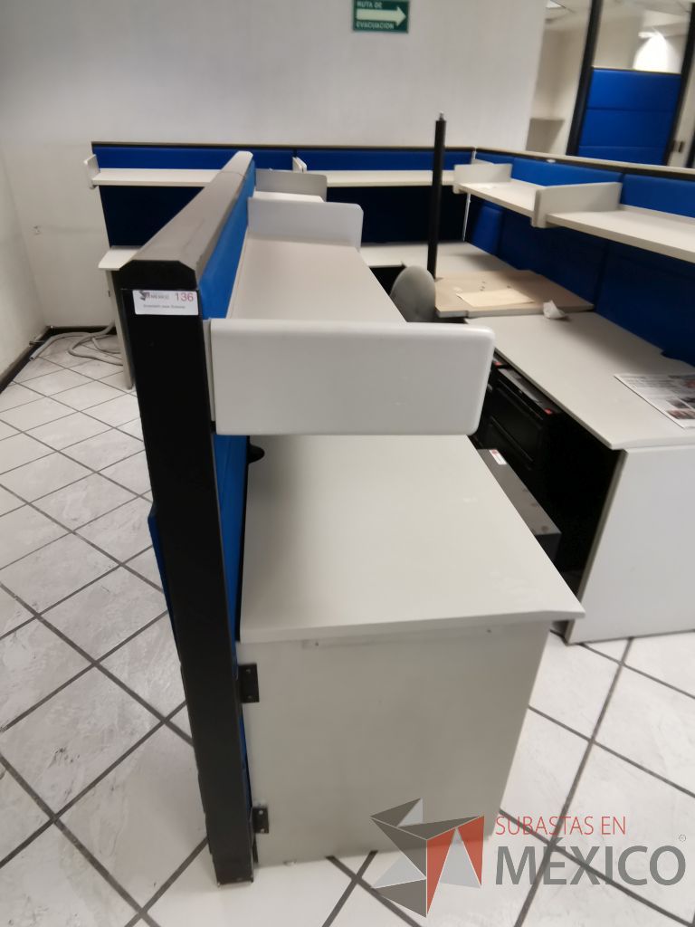 Lote 073 - Estación de trabajo para 2 personas con 2 repisas para documentos y 2 archiveros verticales de 3 cajones - Imagen 2