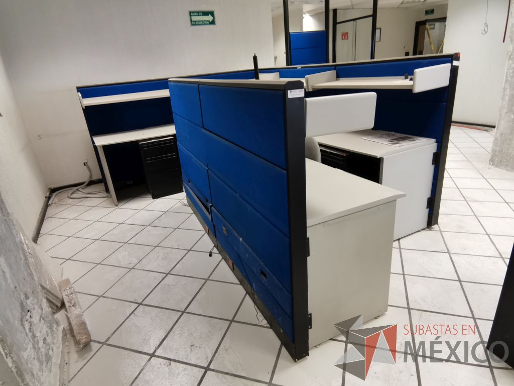 Lote 073 - Estación de trabajo para 2 personas con 2 repisas para documentos y 2 archiveros verticales de 3 cajones