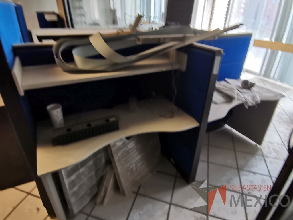 Lote 078 - Estación de trabajo para 6 personas con 3 repisas, 4 gavetas superiores y 6 archiveros verticales de 3 cajones - Imagen 5
