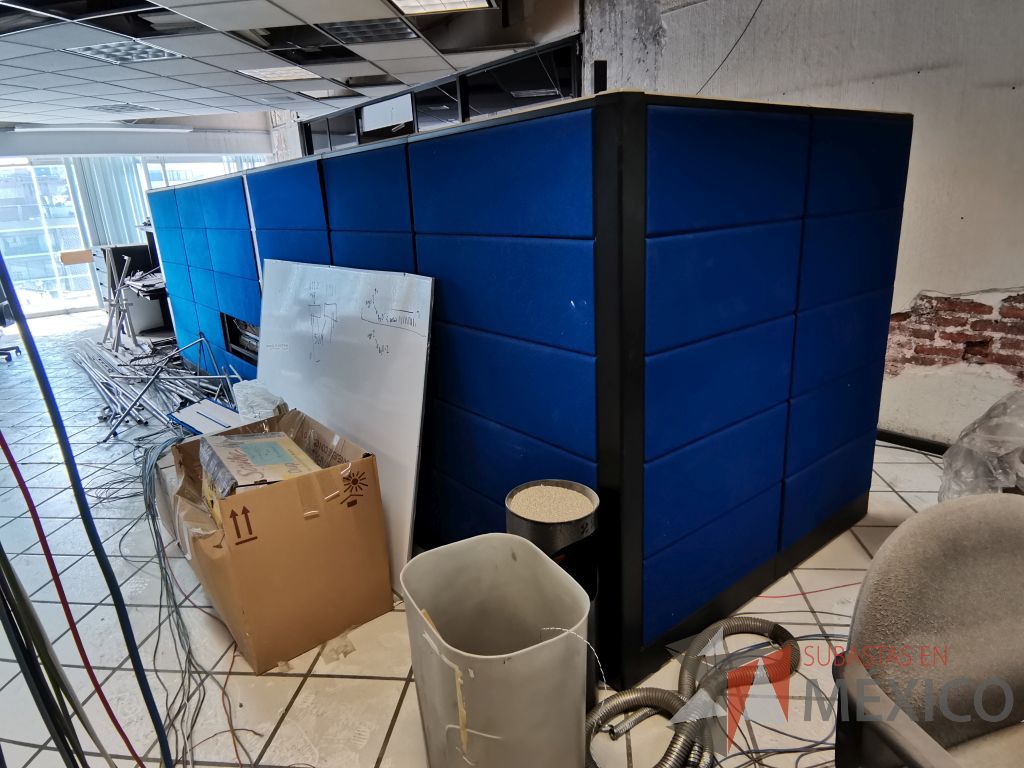 Lote 078 - Estación de trabajo para 6 personas con 3 repisas, 4 gavetas superiores y 6 archiveros verticales de 3 cajones - Imagen 7