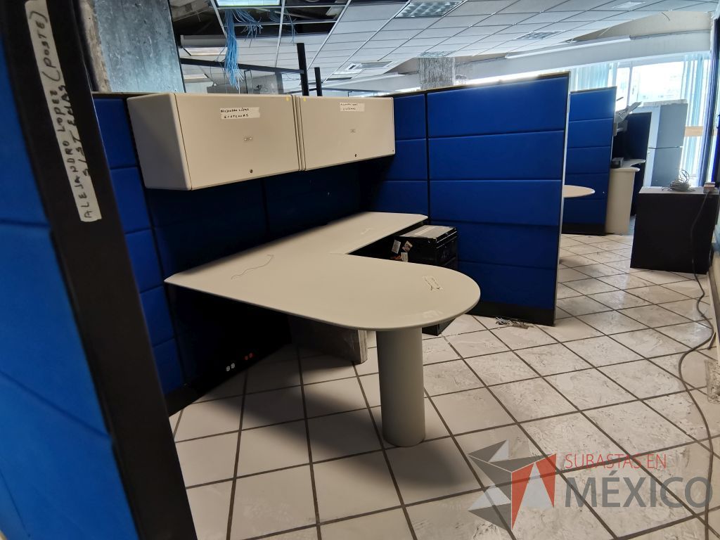 Lote 078 - Estación de trabajo para 6 personas con 3 repisas, 4 gavetas superiores y 6 archiveros verticales de 3 cajones - Imagen 8