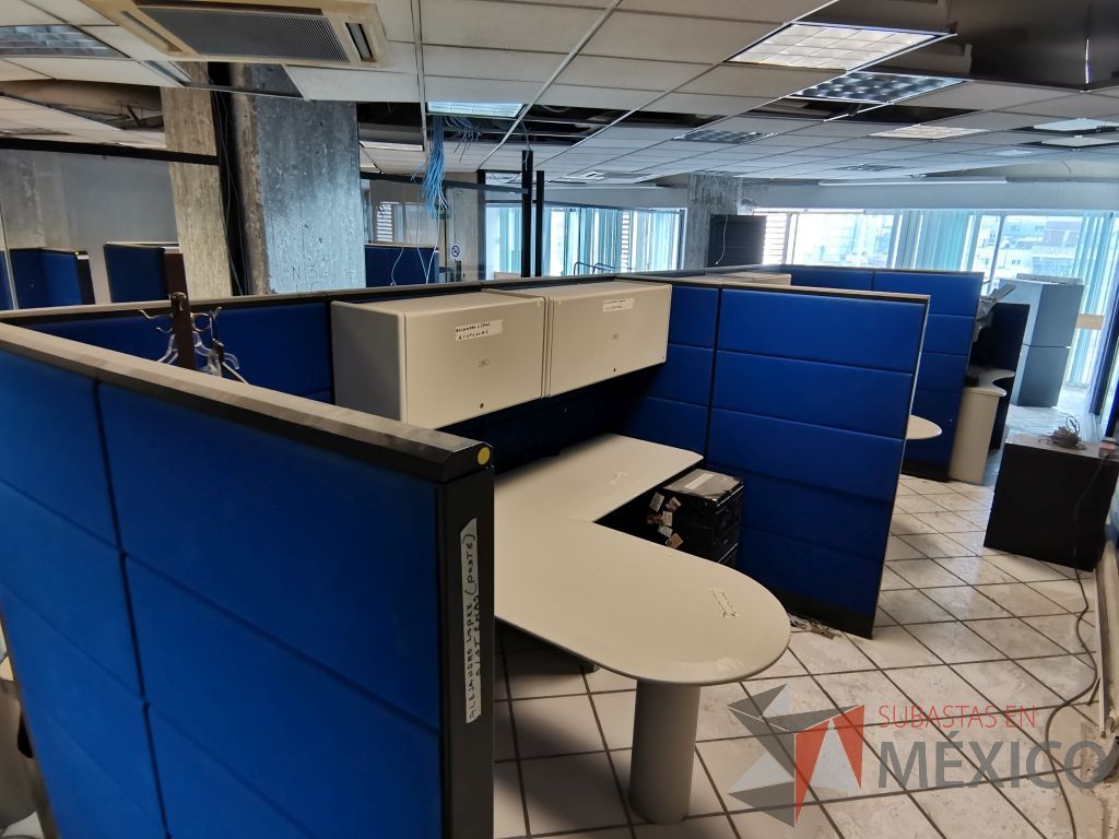 Lote 078 - Estación de trabajo para 6 personas con 3 repisas, 4 gavetas superiores y 6 archiveros verticales de 3 cajones