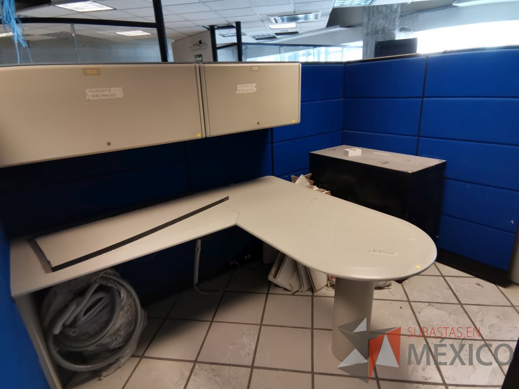 Lote 078 - Estación de trabajo para 6 personas con 3 repisas, 4 gavetas superiores y 6 archiveros verticales de 3 cajones - Imagen 16