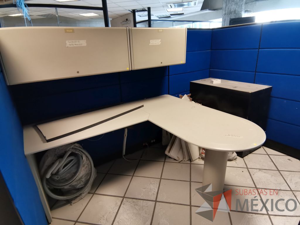 Lote 078 - Estación de trabajo para 6 personas con 3 repisas, 4 gavetas superiores y 6 archiveros verticales de 3 cajones - Imagen 17