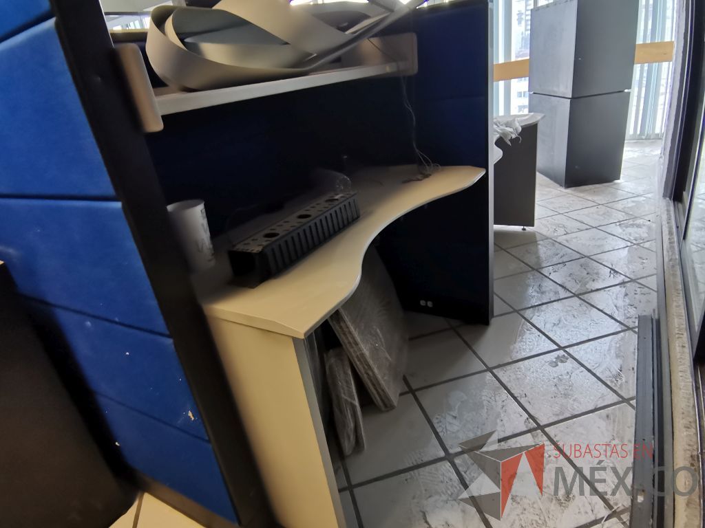Lote 078 - Estación de trabajo para 6 personas con 3 repisas, 4 gavetas superiores y 6 archiveros verticales de 3 cajones - Imagen 22