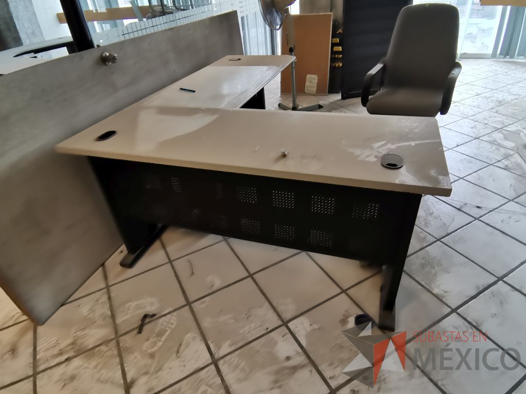 Lote 079 - Escritorio en escuadra con estructura metálica color negro