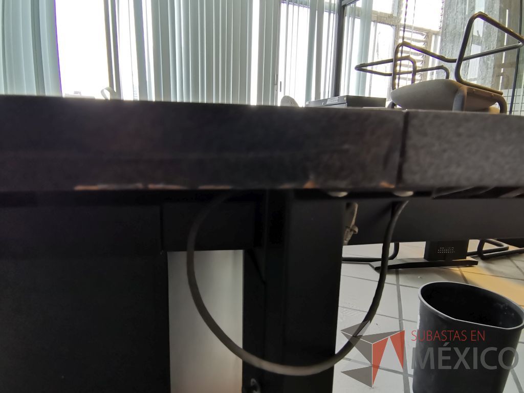 Lote 080 - Escritorio en herradura con estructura metálica negra y cubierta color gris - Imagen 6