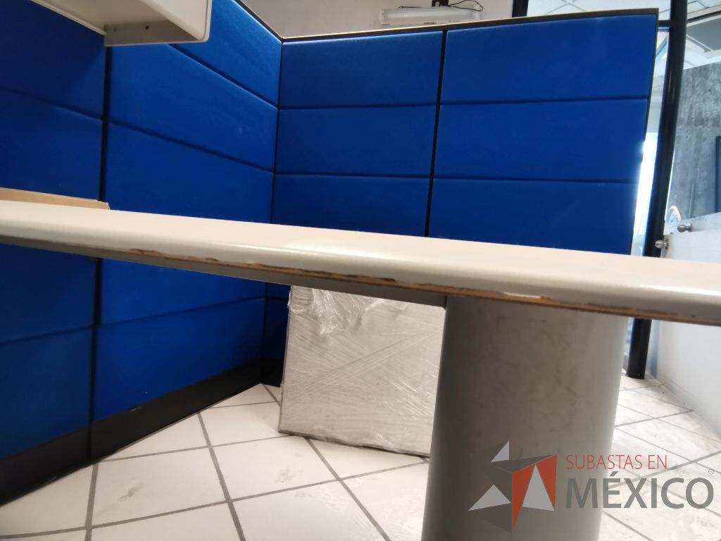 Lote 082 - Estación de trabajo para 1 personas con 2 gavetas superiores - Imagen 9