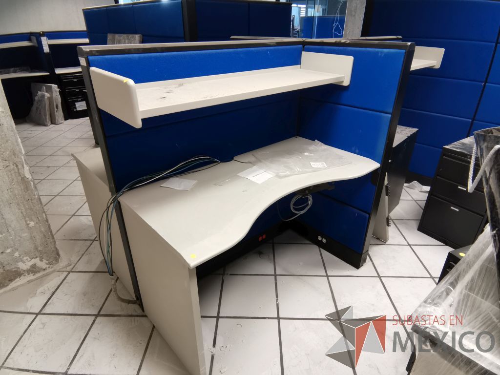 Lote 084 - Estación de trabajo para 4 personas con 3 repisas para documentos